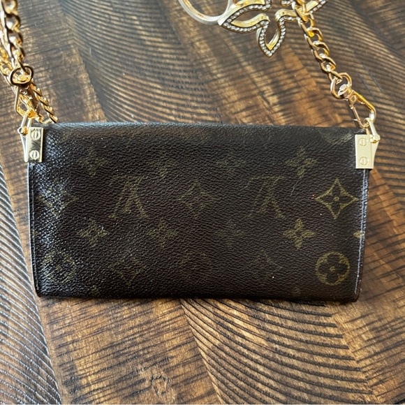 - Louis Vuitton
Vintage LV Monogram Sarah Wallet designed by me hand paint… - Picture 3 of 16